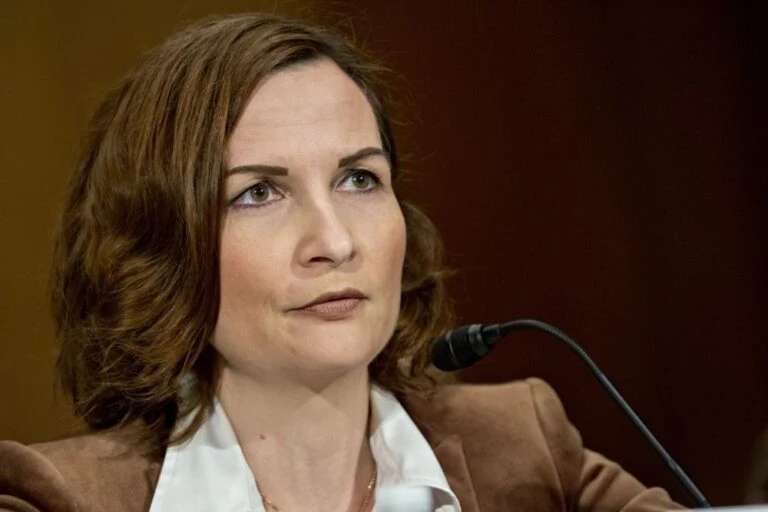 FDIC Chair Says US Regulators are Looking to Allow Banks Hold and Offer Crypto