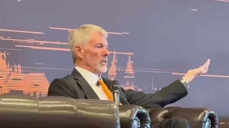 سايلور يوضح استراتيجية البيتكوين — الشركة تبيع 32 بيتكوين وسط ارتباك