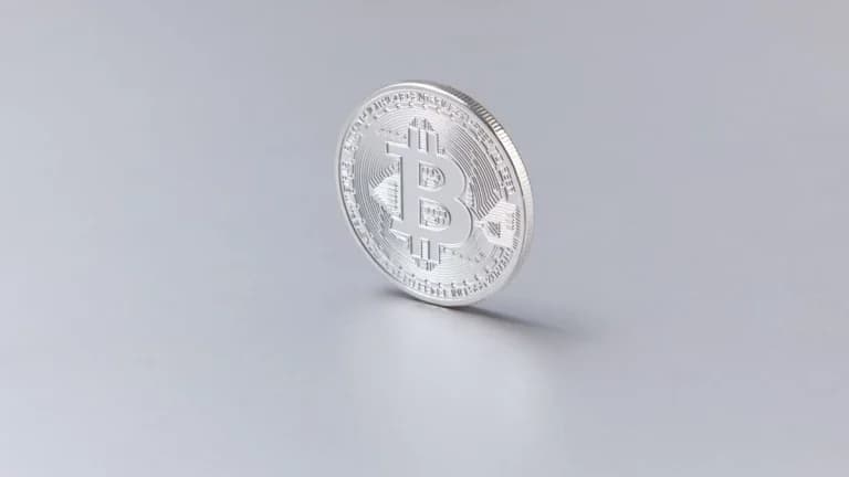 Bitcoin Sees $1B ETF Inflows While Holding Key Price Level
