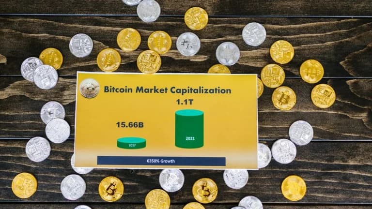 La fiche blanche de Bitcoin suscite des spéculations chez