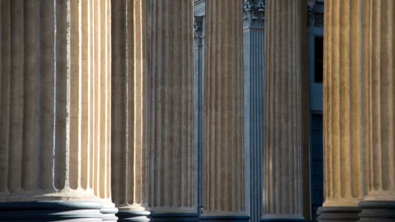 Más allá de los titulares: Por qué importa la coordinación entre los gobiernos del Reino Unido y los EE.UU. Y qué señala