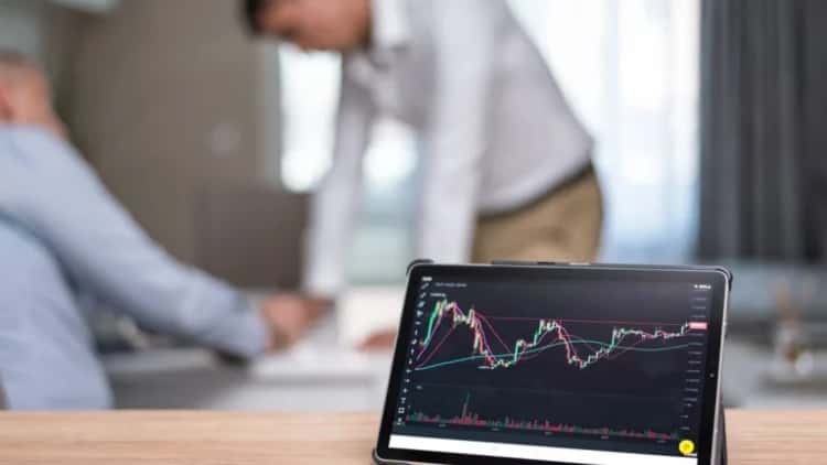 Ethereum Affronta una Resistenza Critica Mentre i Trader Puntano al Livello di $1750