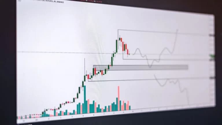 Market Turmoil: $60B Lost in Crypto Crash as SOL Holds Steady
