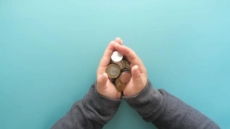 السيناتور هاجرتي يحتفل بمرور عام على قانون جنيوس يدفع لقيادة العملات الرقمية