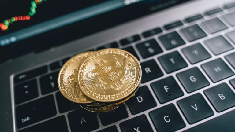 Bitcoin affronta sfide economiche mentre cambia