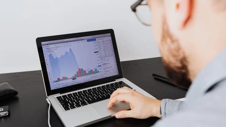 Aave Shares Update on V4 Deposits — What This Means for DeFi Demand
