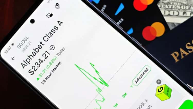 Brian Armstrong Advocates Stablecoin Use for Community Banks