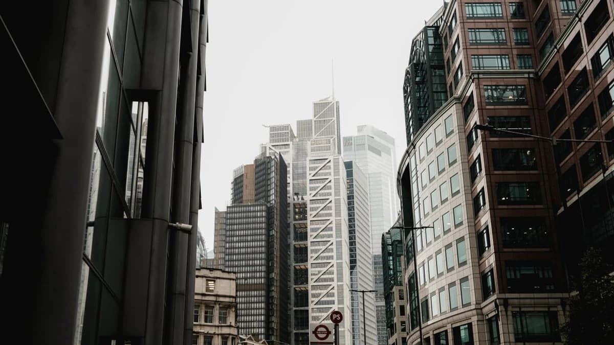الهيئة المالية والبورصات تحذر من تأثير الرسوم على عائدات استثماراتك