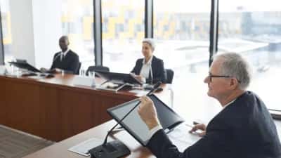 تؤكد السيناتور سينثيا لوميس تغييرات رئيسية في قانون الوضوح